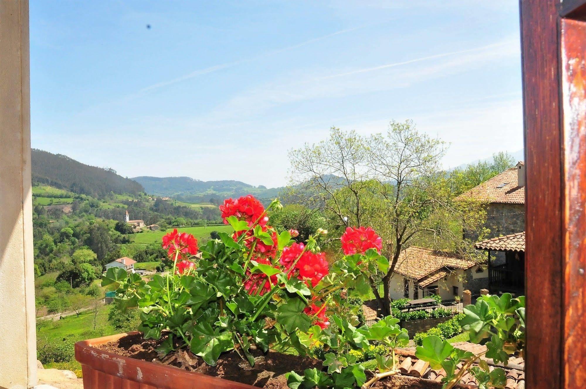 Pensjonat Casa Rural Llugaron I Miravalles Zewnętrze zdjęcie